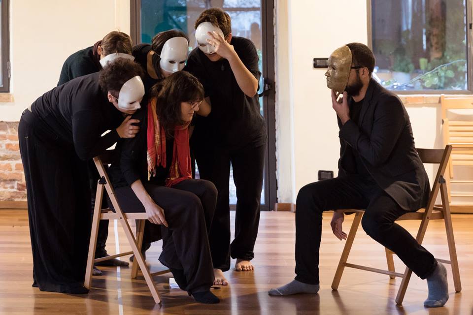 Monocromo Spettacolo di Teatro Forum